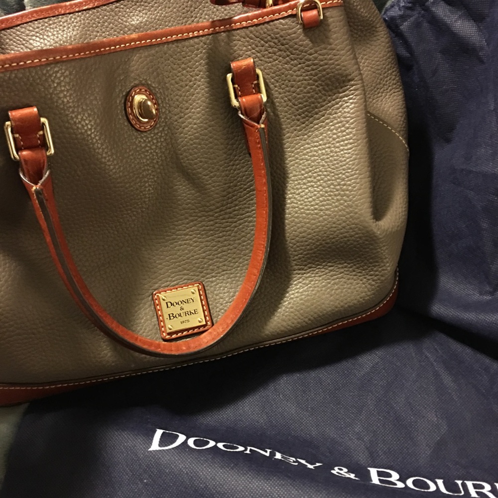 EUC Dooney & Bourke shoulder bag.